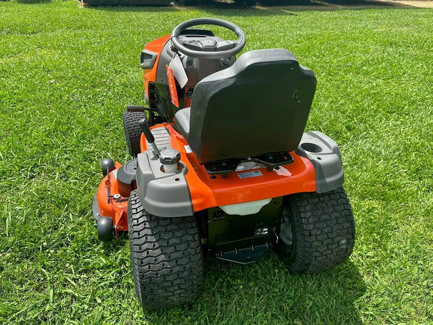 3-203.webp Husqvarna TS 148XK 48″ Lawns Tractors 24HP KOH (Scratch and Dent) - Image 4